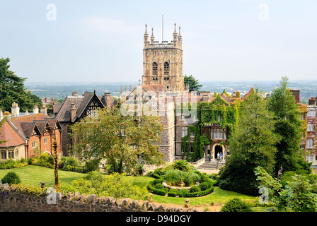 Great Malvern, Worcestershire, England. Der Turm aus dem Priorat St. Maria und St. Michael erhebt sich hinter dem Abbey Hotel Stockfoto