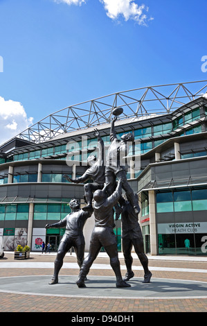 'The Making of einen Lineout' Skulptur außerhalb Twickenham Stadium, Twickenham, Greater London, England, Vereinigtes Königreich Stockfoto