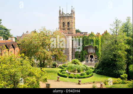 Great Malvern, Worcestershire, England. Der Turm aus dem Priorat St. Maria und St. Michael erhebt sich hinter dem Abbey Hotel Stockfoto