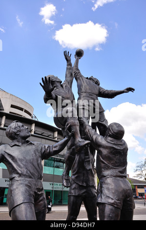 'The Making of einen Lineout' Skulptur außerhalb Twickenham Stadium, Twickenham, Greater London, England, Vereinigtes Königreich Stockfoto