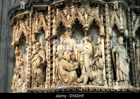 Worcester Cathedral, England. Detail der Stein geschnitzte Kanzel im Kirchenschiff schildert das Leben Christi Stockfoto