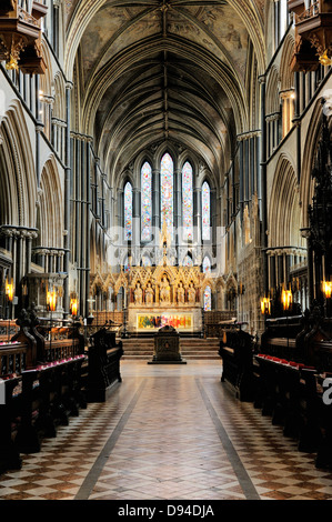 Worcester Cathedral, England. Blick nach Osten durch den Chor zum Hochaltar und Ostfenster Stockfoto