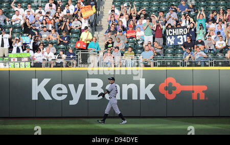Ichiro Suzuki (Yankees), 6. Juni 2013 - MLB: Fans, darunter Amy Franz, ein Seefahrer-Fan und "Ichi-Meter" Erfinder, jubeln Ichiro Suzuki von den New York Yankees während der Major League Baseball Spiel gegen die Seattle Mariners im Safeco Field in Seattle im US-Bundesstaat Washington. (Foto: AFLO) Stockfoto