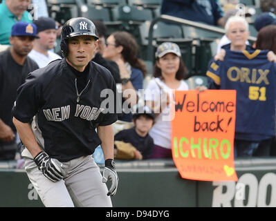Ichiro Suzuki (Yankees), 6. Juni 2013 - MLB: Fans jubeln Ichiro Suzuki von den New York Yankees mit einem Zeichen und einem Orix BlueWave #51 Shirt während der Major League Baseball Spiel gegen die Seattle Mariners im Safeco Field in Seattle im US-Bundesstaat Washington. (Foto: AFLO) Stockfoto
