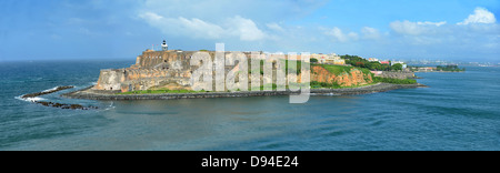 Luftaufnahme des Castillo San Felipe del Morro mit Leuchtturm in San Juan, Puerto Rico - genäht aus 4 Bildern Stockfoto