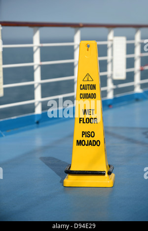 Vorsicht nassen Boden singen auf dem Deck des Kreuzfahrtschiffes Stockfoto