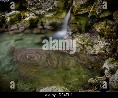 ein kleiner Wasserfall Stockfoto