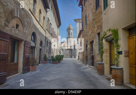 ein Blick auf eine Straße in San Quirico d ' Orcia Stadt der Toskana in Italien am frühen Morgen Stockfoto