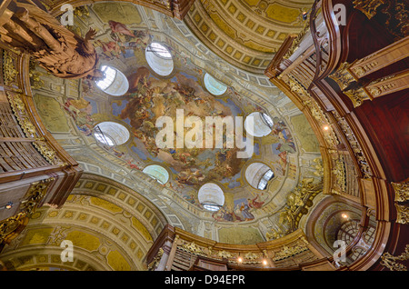 Blick auf die Decke der Österreichischen Nationalbibliothek in Wien, Österreich Stockfoto