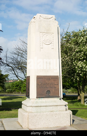 Kriegerdenkmal für die Mitarbeiter der ICI (Imperial Chemicals Limited), die ihre Leben während des 2. Weltkrieges verloren. Billingham, UK Stockfoto