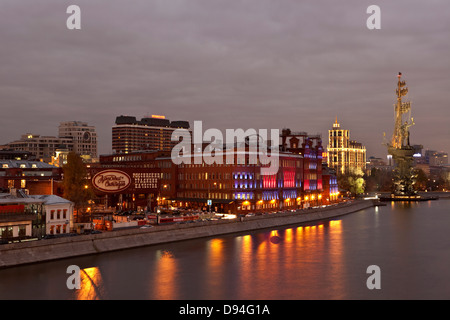 Blick über den Fluss Moskwa mit ehemaligen Schokoladen Fabrik und peter die große Statue, Moskau, Russland Stockfoto