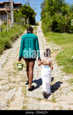 Mutter und Tochter auf gepflasterte Straße Stockfoto