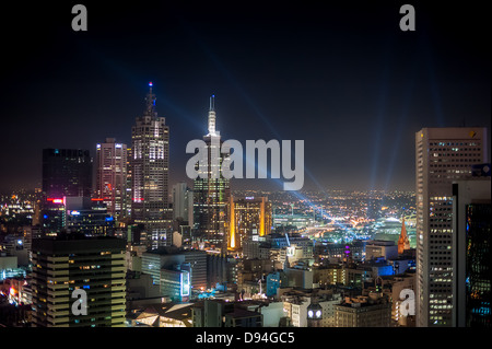 Die Lichter der Stadt angehen nach Sonnenuntergang in Melbourne, Australien. Stockfoto