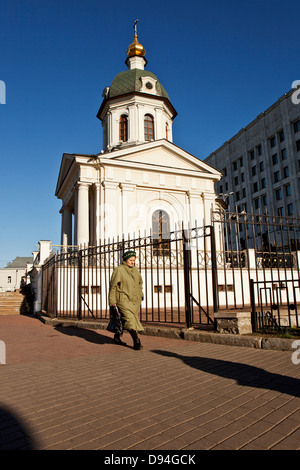 alte Frau vor Kapelle auf Znamenka Street, Moskau, Russland Stockfoto