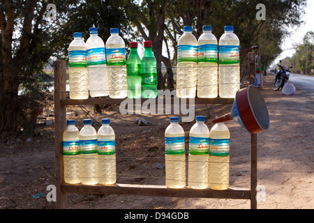 Wasser und alkoholfreie Getränke Flaschen mit Kraftstoff für Mopeds zum Verkauf am Straßenrand in der Nähe von Mandalay Stockfoto