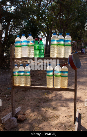 Wasser und alkoholfreie Getränke Flaschen mit Kraftstoff für Mopeds zum Verkauf am Straßenrand in der Nähe von Mandalay Stockfoto