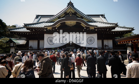 Große Menschenmenge am Yasukuni-Schrein Haiden Main Gebetshalle Hanami in der Saison Stockfoto