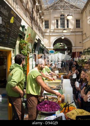 Essen Sie einen Pitta Stall zu verkaufen Falafel und Salat Gerichte in St. Nikolaus-Markt in der Altstadt Bezirk von Bristol Stockfoto