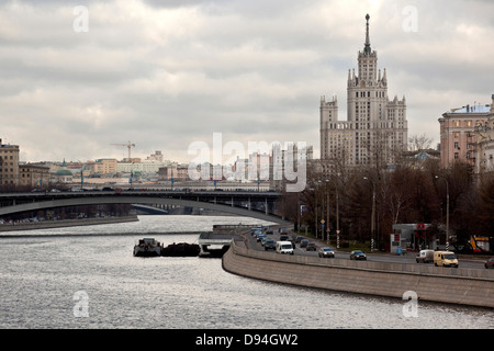 Blick über den Fluss Moskwa mit Kotelnicheskaya Damm bauen, Moskau, Russland Stockfoto
