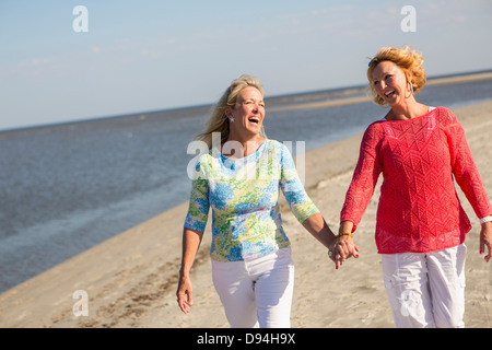 Kaukasischen Frauen zu Fuß am Strand Stockfoto