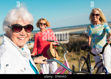 Kaukasischen Frauen zusammen Fahrrad fahren Stockfoto
