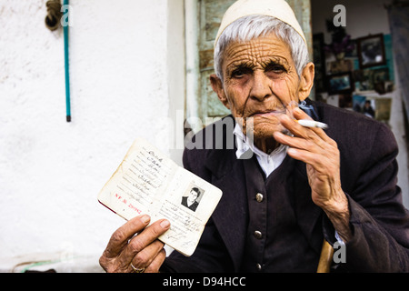 Qamile Stema ist eine Burnesha, eines der letzten "Jungfrauen" von Albanien. Stockfoto