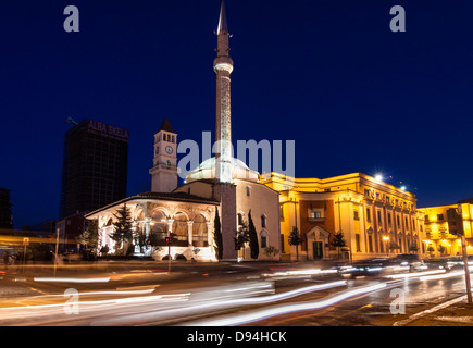 Ethem Bey Moschee in der Nacht von Verkehr Bewegung Wanderwege umgeben. Skanderbeg-Platz, Tirana, Albanien Stockfoto