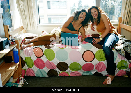 Mischlinge-College-Studenten im Wohnheim lachen Stockfoto