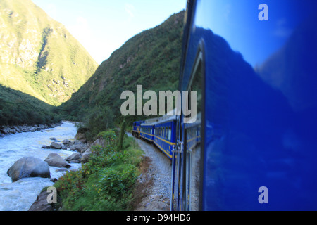 Blick von Peru Rail Vistadome Zug, wie es den Kopf nach Machu Picchu. Stockfoto