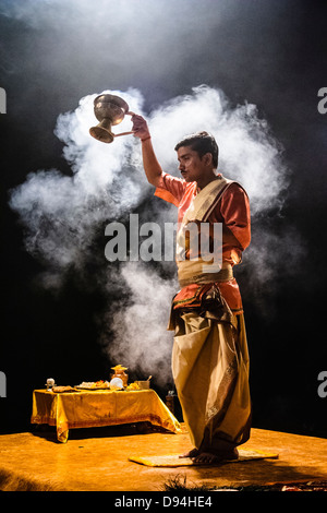 Brahmane Durchführung Aarti Puja in Varanasi Main Ghat, Uttar Pradesh, Indien Stockfoto