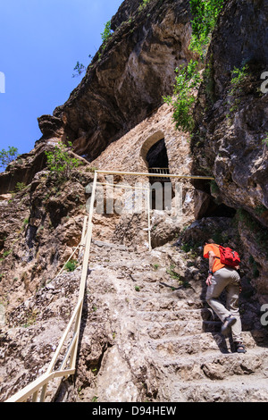 Wanderweg bis zum Kloster Rabban Beya, stellen einen christlichen Ruine 4. Jahrhundert n. Chr. und Pilgerreise in der Nähe von Shaqlawa, Kurdistan-Irak Stockfoto