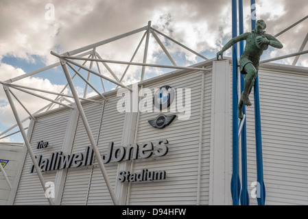 Die Statue des legendären Rugby League Zahler Brian Bevan im Warrington Wölfe Halliwell Jones Stadium. Stockfoto