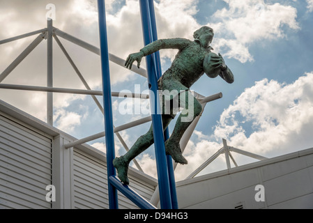 Die Statue des legendären Rugby League Zahler Brian Bevan im Warrington Wölfe Halliwell Jones Stadium. Stockfoto