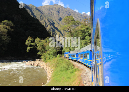 Blick von Peru Rail Vistadome Zug, wie es den Kopf nach Machu Picchu. Stockfoto