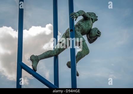 Die Statue des legendären Rugby League Zahler Brian Bevan im Warrington Wölfe Halliwell Jones Stadium. Stockfoto