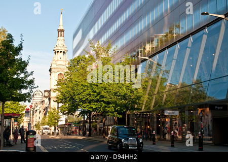 Eine neue Änderung Einkaufszentrum auf Cheapside und St Mary le Bow Church, London, UK Stockfoto