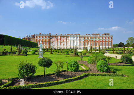 Der Privy Garden, Südfassade, Hampton Court Palace, Borough of Richmond upon Thames, Greater London, England, Vereinigtes Königreich Stockfoto