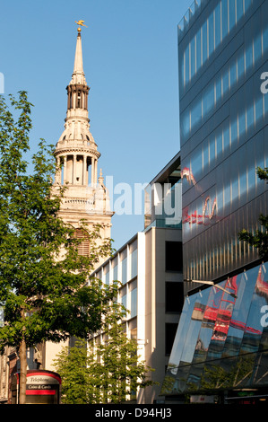 Eine neue Änderung Einkaufszentrum auf Cheapside und St Mary le Bow Church, London, UK Stockfoto