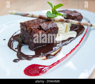 ausgefallenen Dessert, Schokoladen-Brownie und Eis Stockfoto