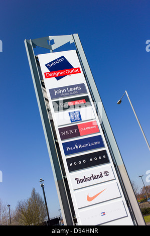 Zeichen, die Auflistung der wichtigsten Designer-Outlet-Geschäfte in Swindon Designer-Outlet-Center Stockfoto
