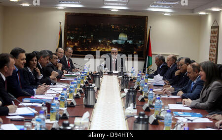 Ramallah, Westjordanland, Palästinensische Gebiete. 11. Juni 2013. Palästinensische Ministerpräsident Rami Hamdallah, leitet das erste Arbeitstreffen der neuen palästinensischen Regierung in der Westbank-Stadt Ramallah am 11. Juni 2013. Die neue Regierung wurde am 6. Juni nach dem Rücktritt von premier Salam Fayyad im April Credit vereidigt: Credit: Issam Rimawi/APA Images/ZUMAPRESS.com/Alamy Live News Stockfoto