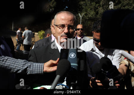 Ramallah, Westjordanland, Palästinensische Gebiete. 11. Juni 2013. Palästinensische Ministerpräsident Rami Hamdallah, leitet das erste Arbeitstreffen der neuen palästinensischen Regierung in der Westbank-Stadt Ramallah am 11. Juni 2013. Die neue Regierung wurde am 6. Juni nach dem Rücktritt von premier Salam Fayyad im April Credit vereidigt: Credit: Issam Rimawi/APA Images/ZUMAPRESS.com/Alamy Live News Stockfoto