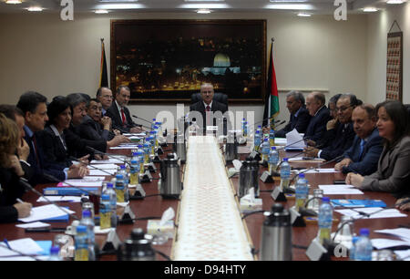 Ramallah, Westjordanland, Palästinensische Gebiete. 11. Juni 2013. Palästinensische Ministerpräsident Rami Hamdallah, leitet das erste Arbeitstreffen der neuen palästinensischen Regierung in der Westbank-Stadt Ramallah am 11. Juni 2013. Die neue Regierung wurde am 6. Juni nach dem Rücktritt von premier Salam Fayyad im April Credit vereidigt: Credit: Issam Rimawi/APA Images/ZUMAPRESS.com/Alamy Live News Stockfoto