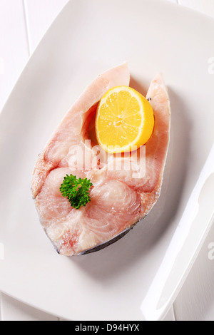 Frischer Fisch Steak mit Zitrone Stockfoto