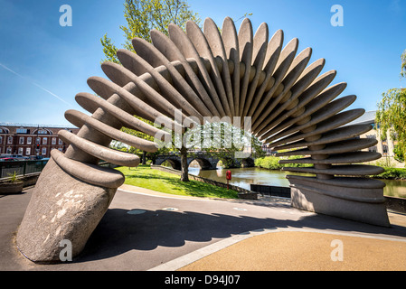 Die Skulptur Quantensprung wurde in Mardol Kai Gärten, Shrewsbury anlässlich Darwins Zweihundertjahrfeier 2009 enthüllt. Stockfoto