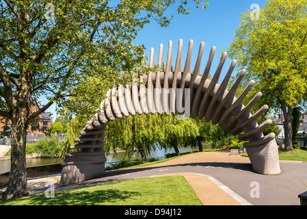 Die Skulptur Quantensprung wurde in Mardol Kai Gärten, Shrewsbury anlässlich Darwins Zweihundertjahrfeier 2009 enthüllt. Stockfoto