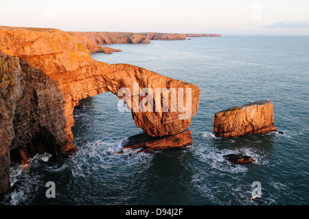 Grüne Brücke von Wales bei Sonnenuntergang St Govans Kopf Pembrokeshire Coast National Park Wales Cymru UK GB Stockfoto