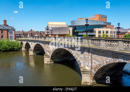 Die Waliser Brücke über den Fluss Severn an Shrewsbury mit der "Theatresevern" hinter. Stockfoto