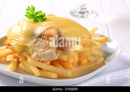 Fisch-Filets Käse garniert serviert mit Pommes frites Stockfoto