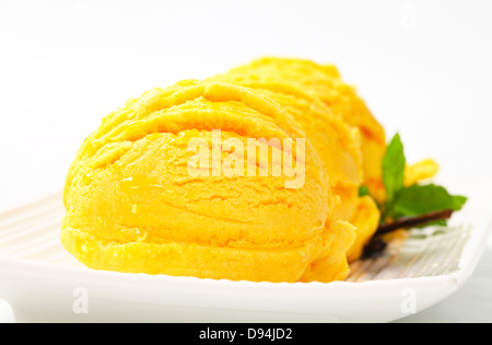 Drei Kugeln Eis auf eine lange Servierplatte Stockfoto
